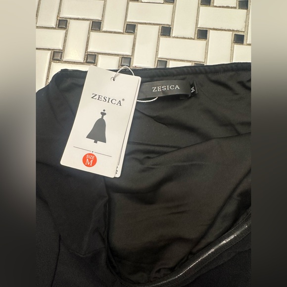 Elegant Black Strapless Dress - Picture 4 of 7